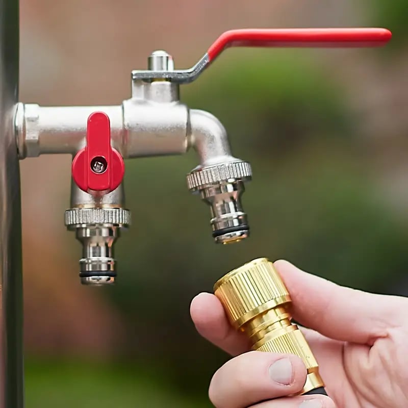 Universal garden tap with double outlet
