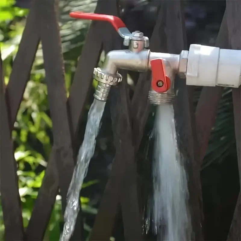 Universal garden tap with double outlet
